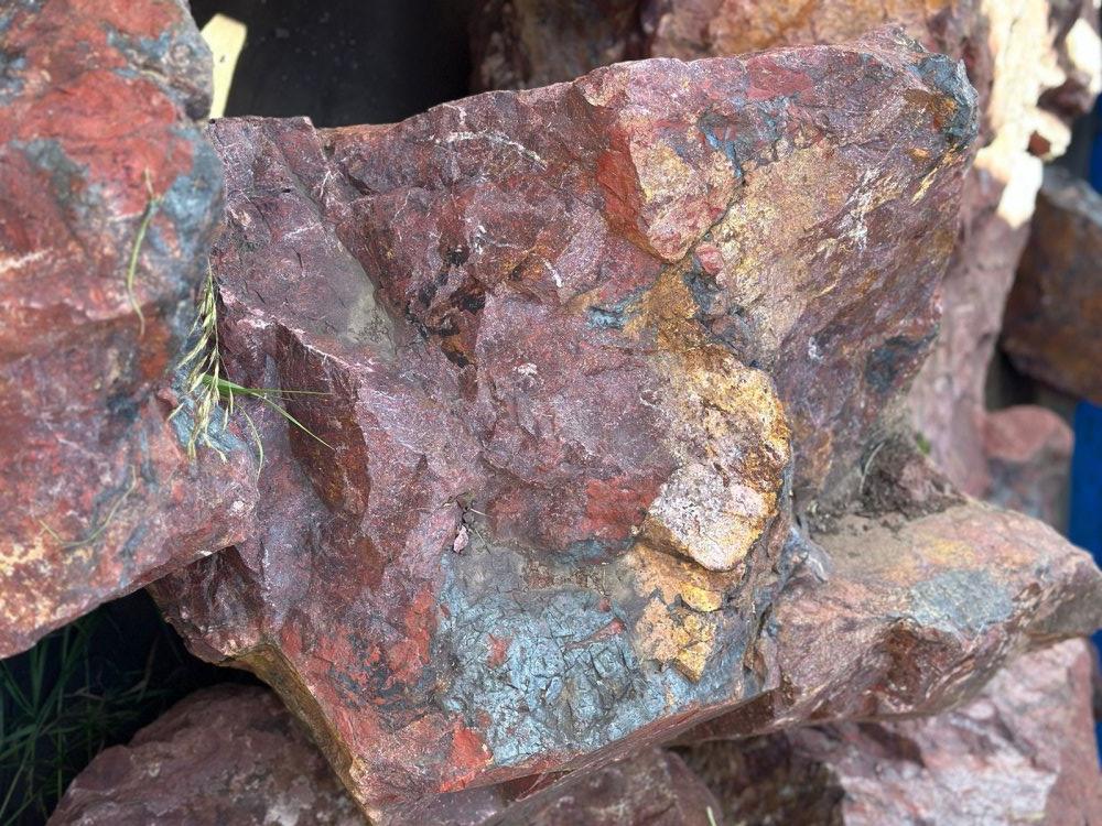 Камни для ландшафтного дизайна красно-фиолетовые 10-60 килограмм купить в Красноярск