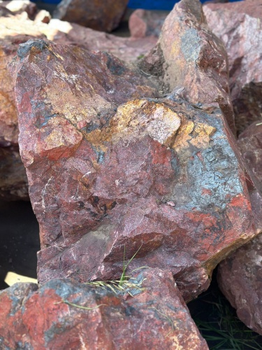 Камни для ландшафтного дизайна красно-фиолетовые 10-60 килограмм купить в Красноярск