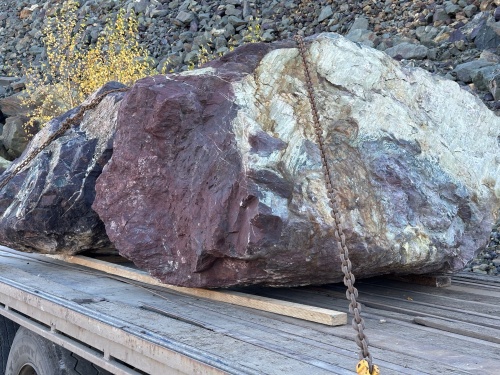 Огромные красно-фиолетовые валуны для ландшафтного дизайна весом более 5 тонн купить в Красноярск