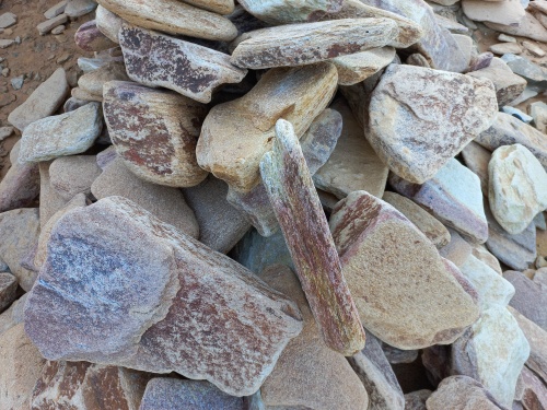 Златолит жёлтый, жёлто-зелёный глыбки и валуны для ланшафтного дизайна купить в Красноярск