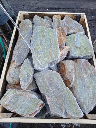 Златолит жёлтый, жёлто-зелёный глыбки и валуны для ланшафтного дизайна купить в Красноярск