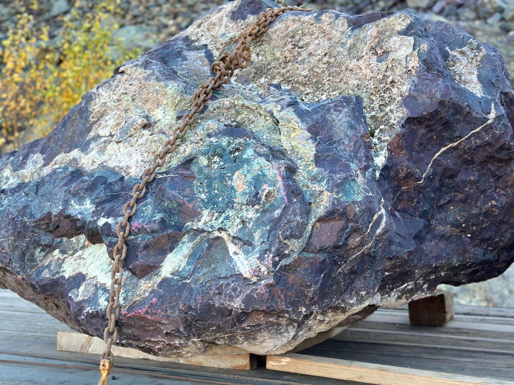 Огромные красно-фиолетовые валуны для ландшафтного дизайна весом более 5 тонн купить в Красноярск