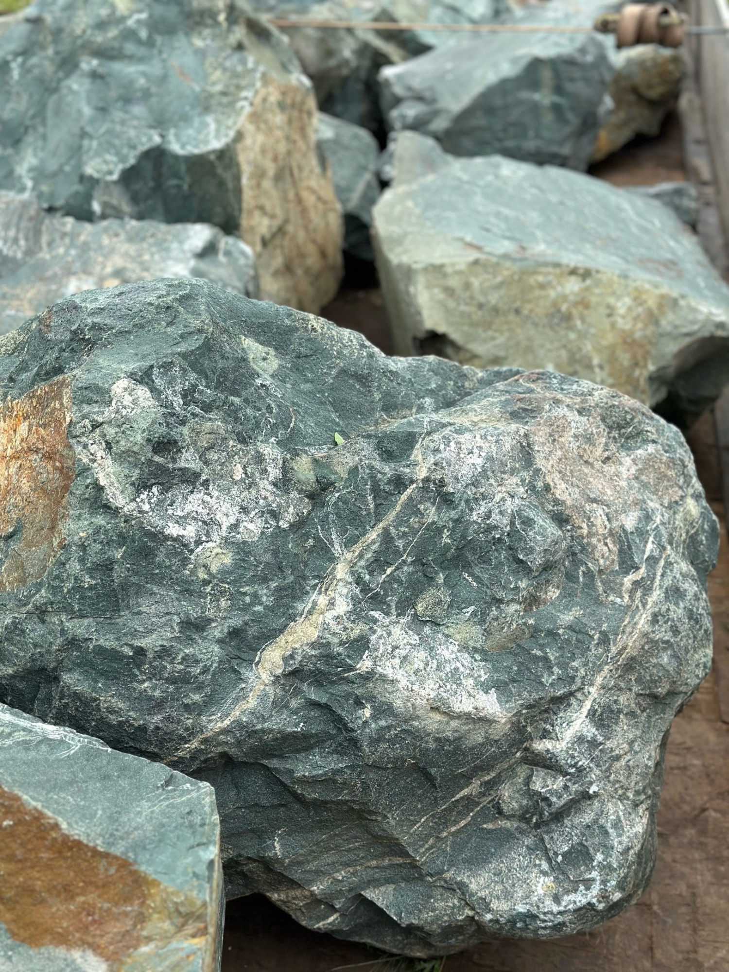 Камни для ландшафтного дизайна зелёные 10-60 килограмм купить в Красноярск