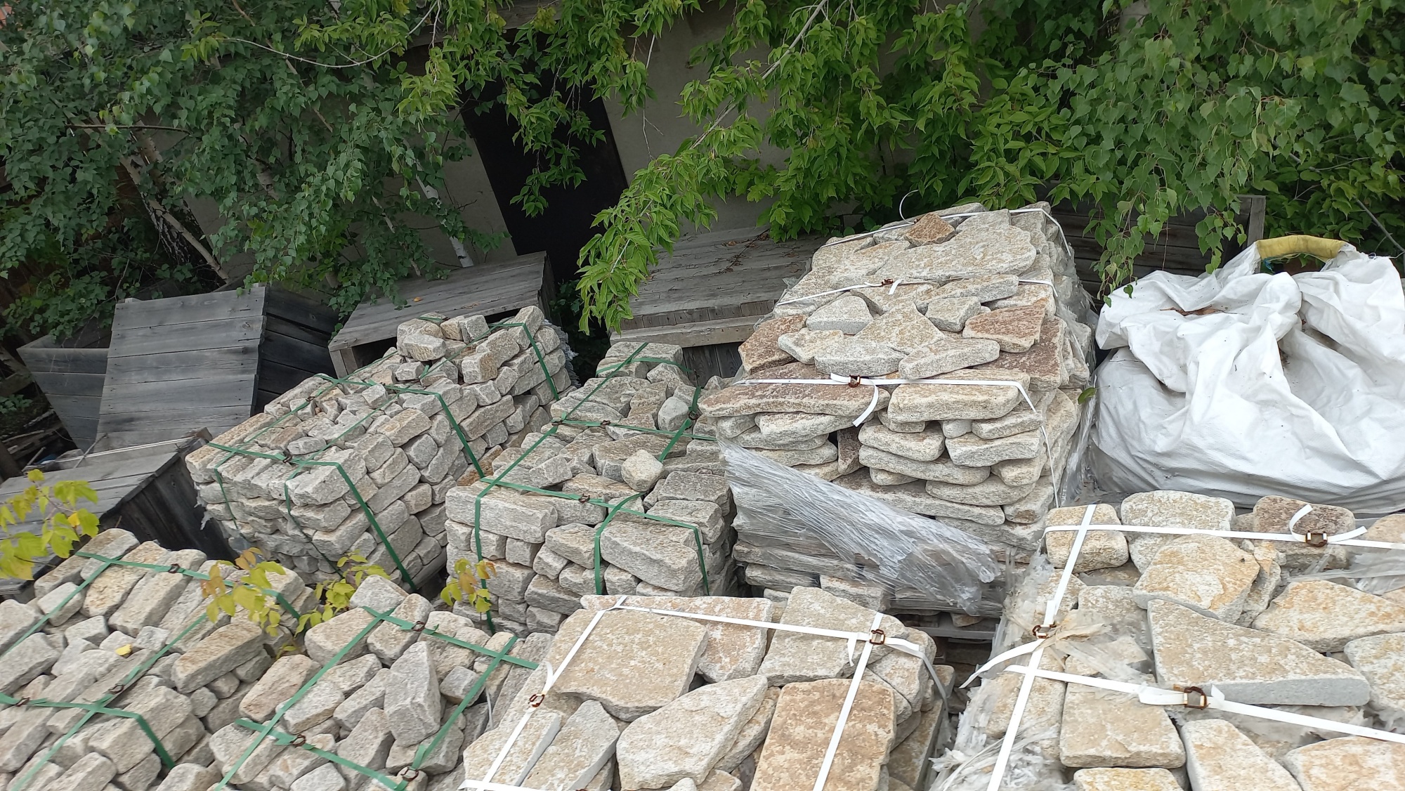 Плитняк гранитный галтованный купить в Красноярск