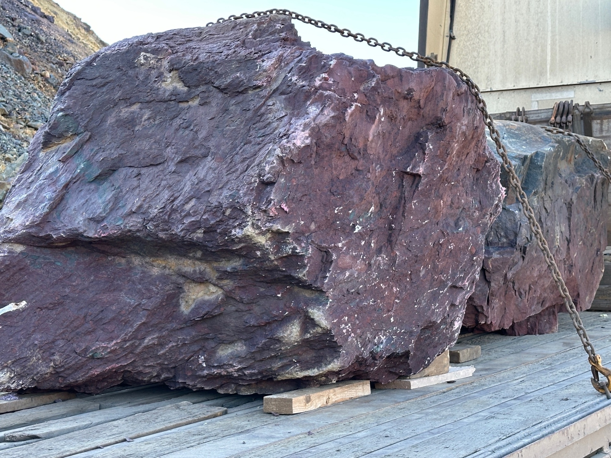 Огромные красно-фиолетовые валуны для ландшафтного дизайна весом более 5 тонн купить в Красноярск