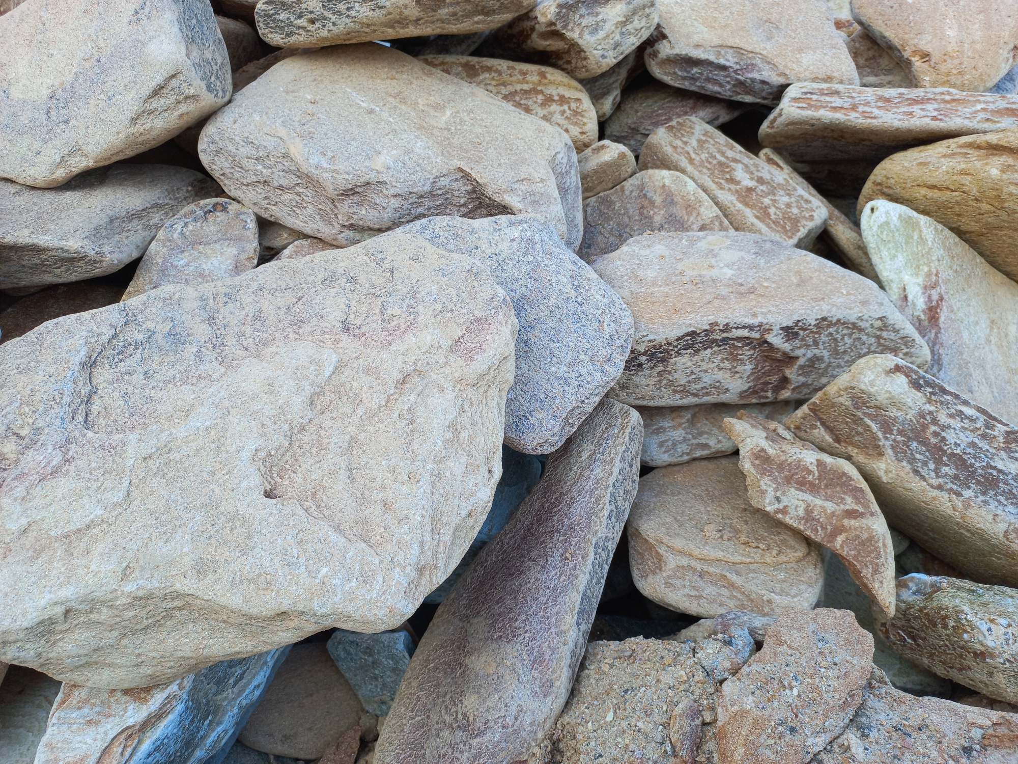 Златолит жёлтый, жёлто-зелёный глыбки и валуны для ланшафтного дизайна купить в Красноярск