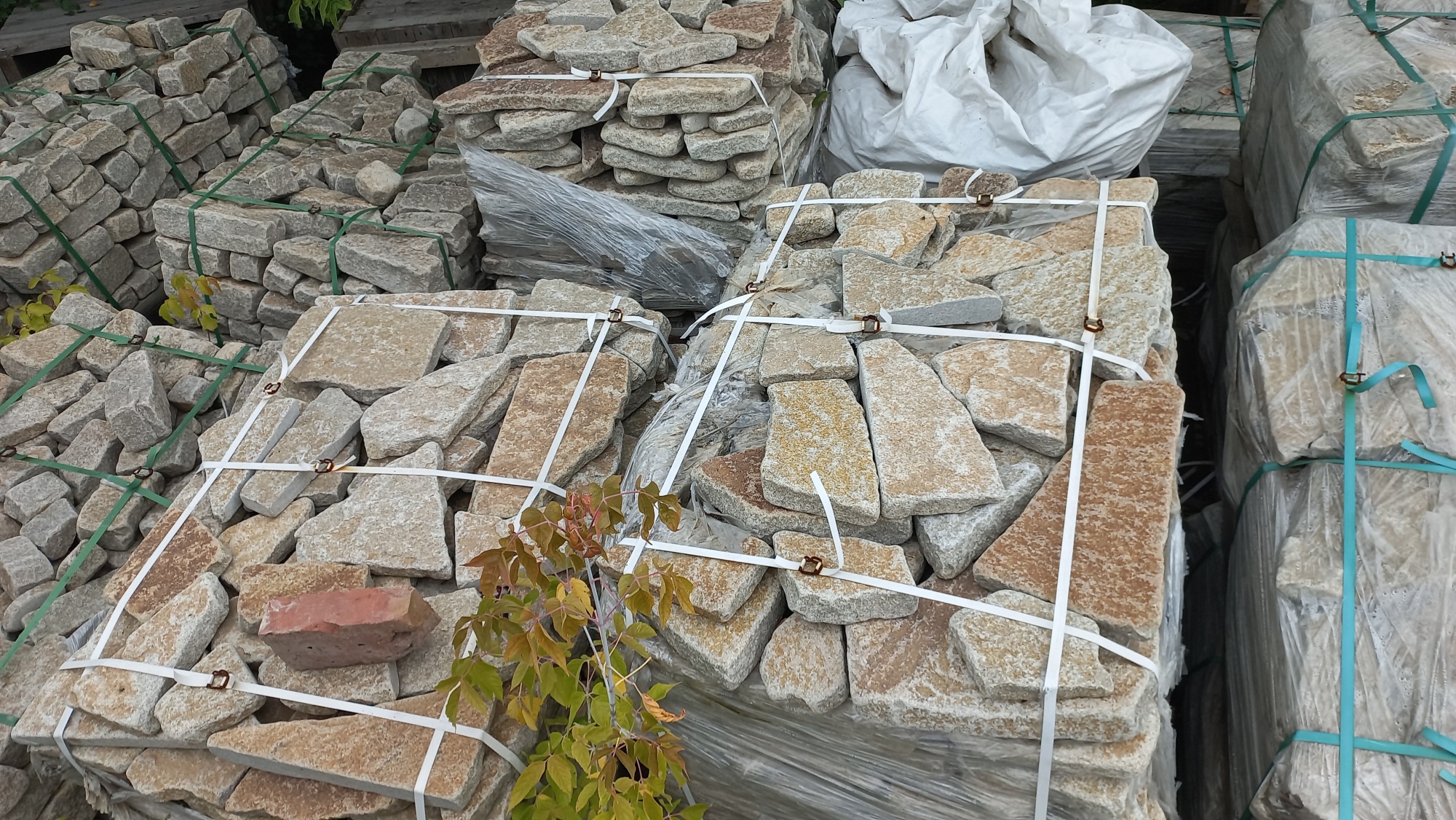 Плитняк гранитный галтованный купить в Красноярск