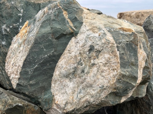 Гигантские зелёные валуны для ландшафтного дизайна весом более 5 тонн купить в Красноярск