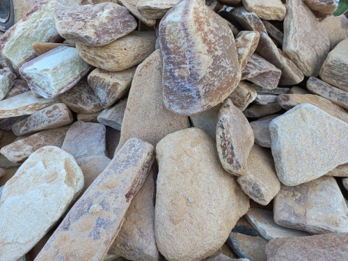 Златолит жёлтый, жёлто-зелёный глыбки и валуны для ланшафтного дизайна купить в Красноярск