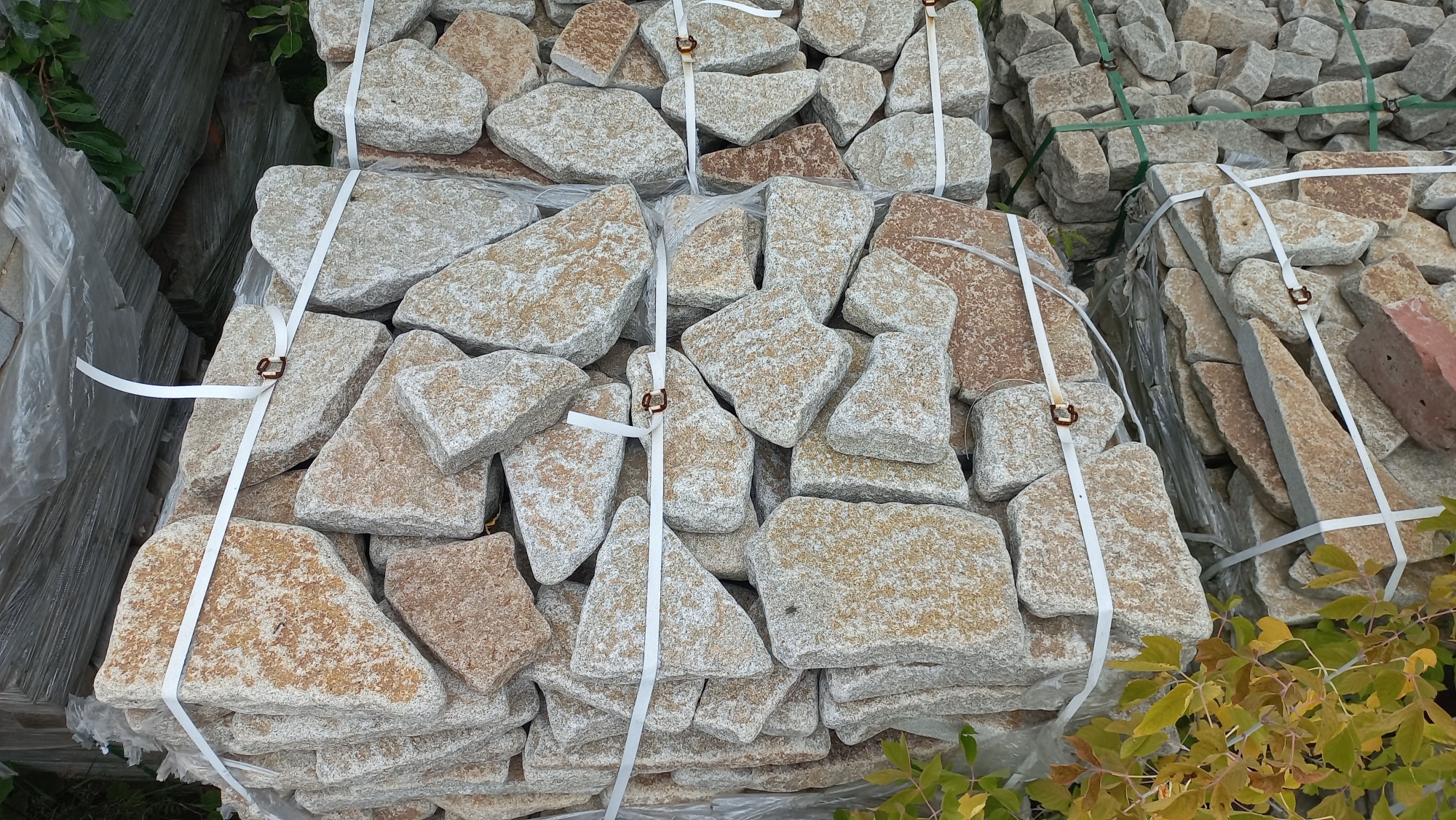 Плитняк галтованный гранитный для ландшафтного дизайна купить в Красноярск