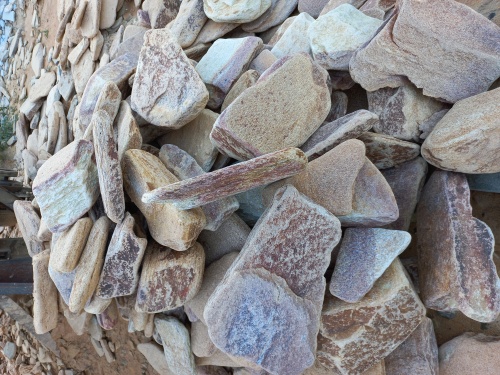 Златолит жёлтый, жёлто-зелёный глыбки и валуны для ланшафтного дизайна купить в Красноярск