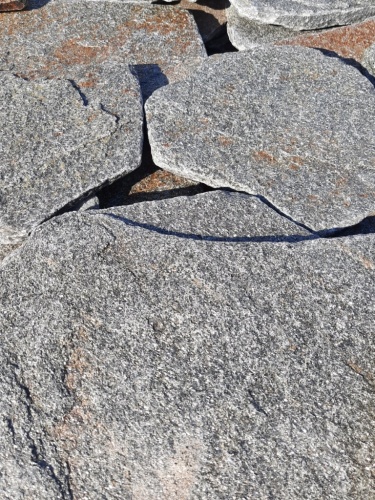 Златолит серебристый галтованный для лестниц купить в Красноярск