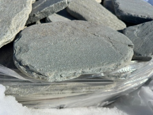 Плитняк златолит зелёный галтованный для мощения на бетон купить в Красноярск